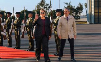 Llega a México Xiomara Castro, presidenta de Honduras, para reunirse con Sheinbaum; fue recibida por el canciller De la Fuente