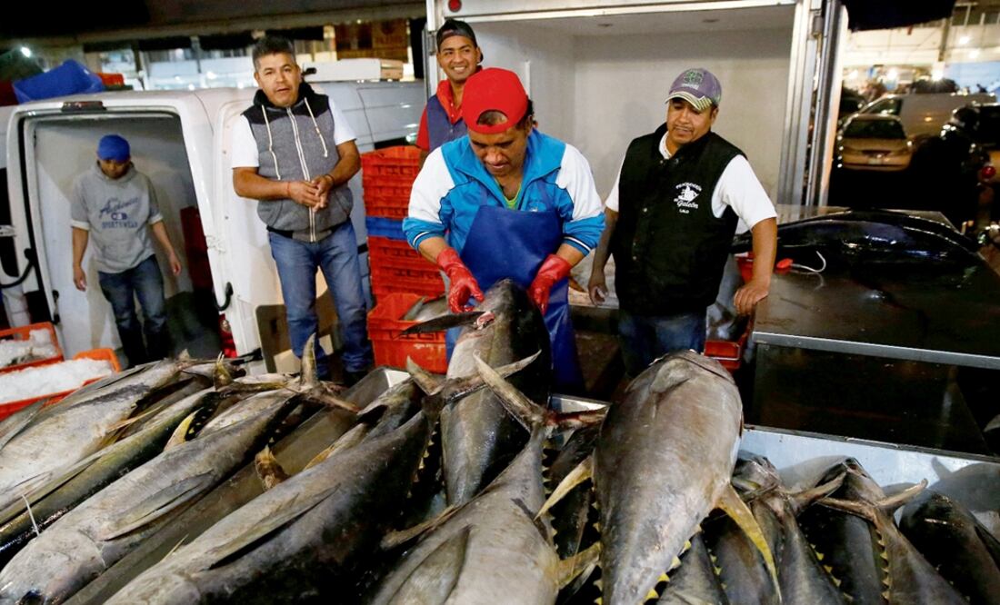 A worker checks the quality of Mexican tuna displayed at a fish market in Mexico City, Mexico May 18, 2017 - Photo: Henry Romero/Reuters