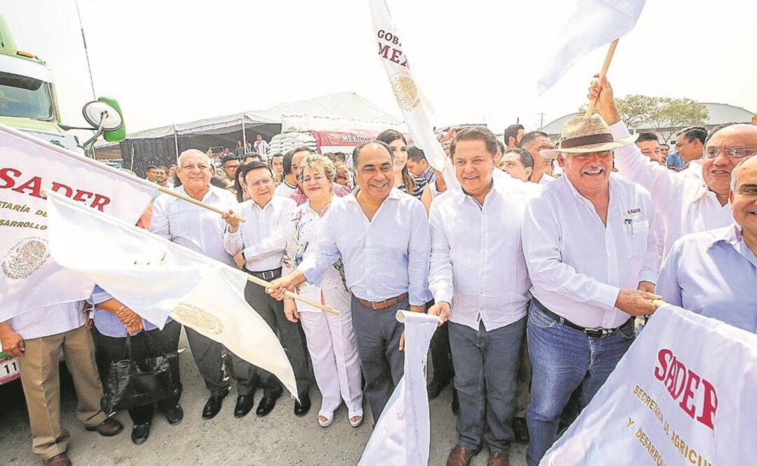 El gobernador Héctor Astudillo y el titular de la Sader, Víctor Villalobos, dieron el banderazo de salida a las primera unidades con el apoyo para campesinos.