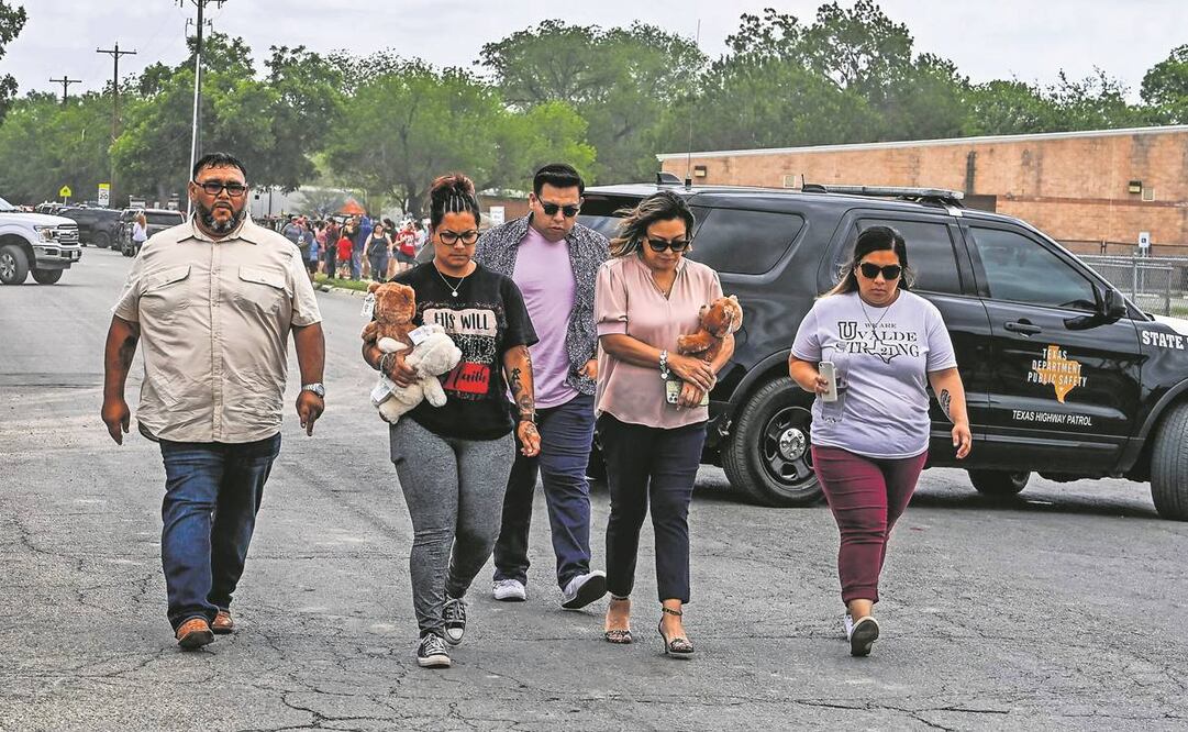 Amigos y familiares afuera de la funeraria Hillcrest Memorial, en Uvalde, Texas, donde se veló a Amerie Jo Garza, víctima del tiroteo. Foto: Chandan Khanna/AFP