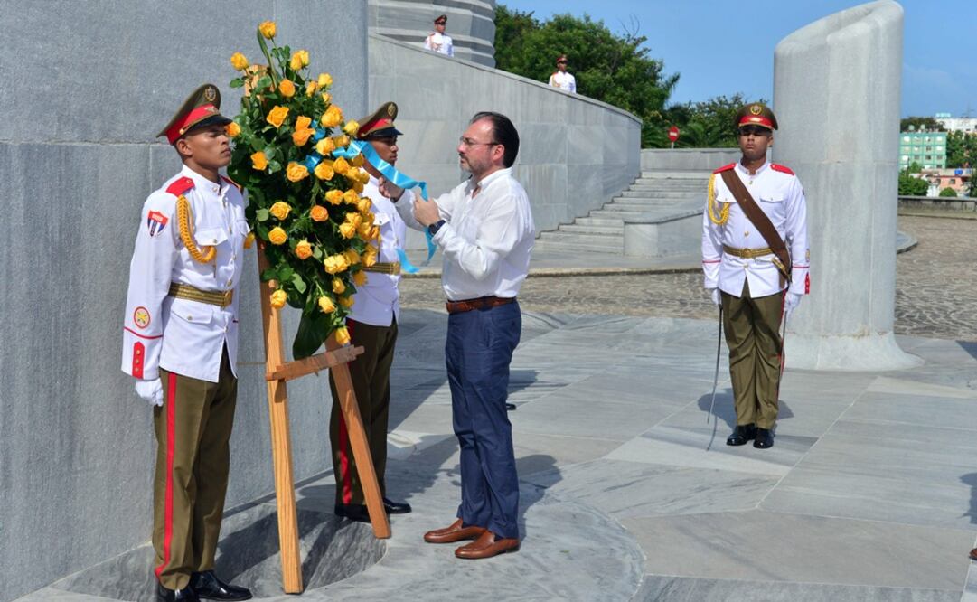 Videgaray también depósito una ofrenda floral al pie del Monumento Memorial a José Martí. /Especial