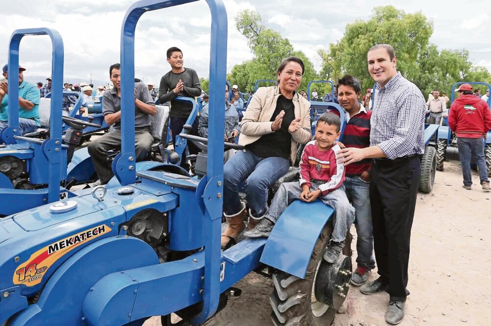 En Acatzingo, Rafael Moreno Valle distribuyó a los productores de la región 20 mototractores, módulos acuícolas, 50 vientres ovinos y dos sementales (ESPECIAL)