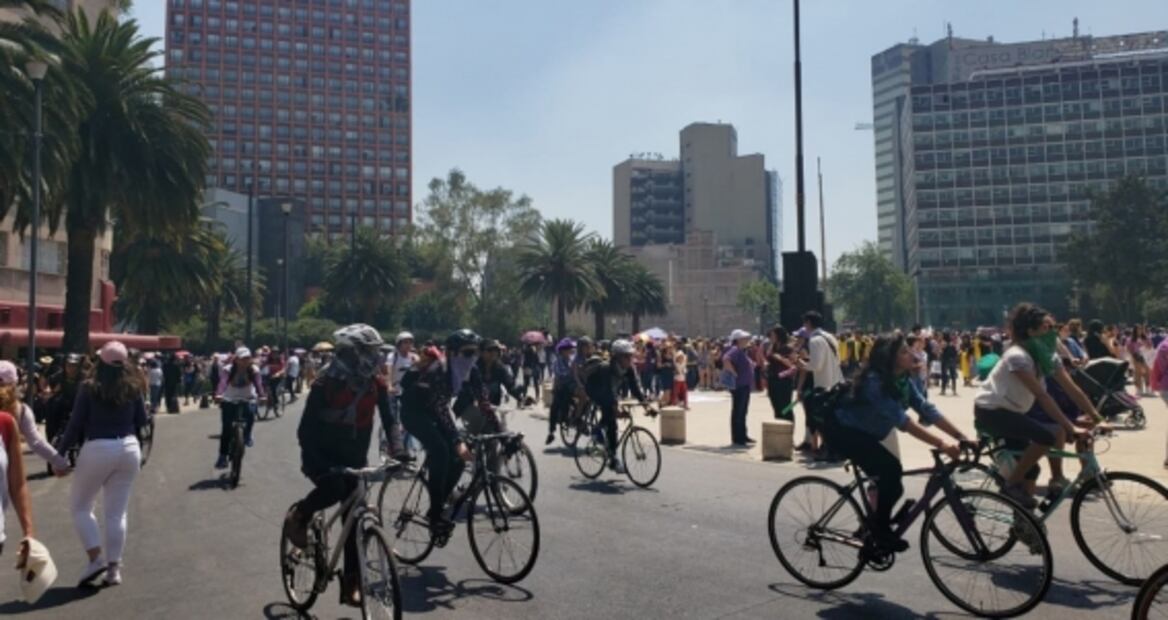 Sobre ruedas, llegan mujeres para marcha por el Día Internacional de la Mujer 