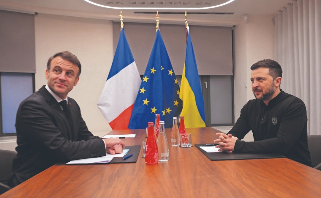 El presidente francés, Emmanuel Macron, con el mandatario ucraniano, Volodimir Zelensky, en Bruselas. Foto: de AFP