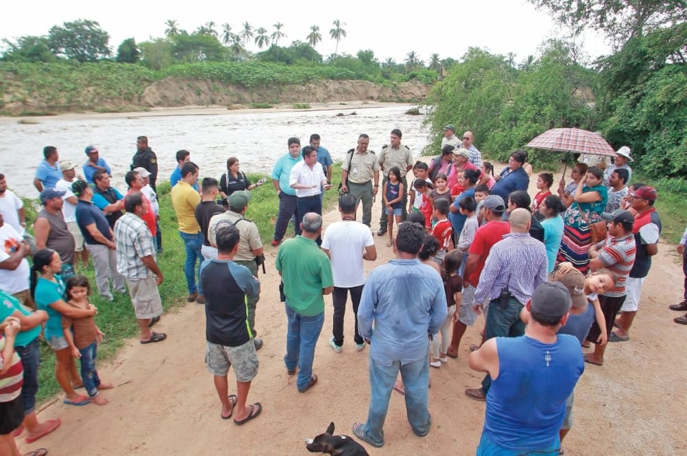 En Jalisco, el gobernador Aristóteles Sandoval realizó un recorrido junto co n pobladores para supervisar las condiciones en Cabo Corrientes. (CARLOS ZEPEDA. EL UNIVERSAL)