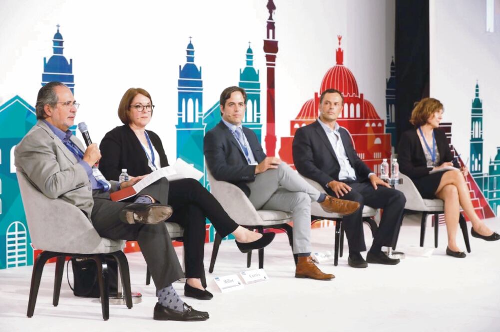 Miguel Henrique Otero, Marjorie Miller, Raúl Cortés, Simon Gardner y Juliette Hollier Larousse en las actividades de la 72 Asamblea General de la Sociedad Interamericana de Prensa (LUIS CORTÉS. EL UNIVERSAL)
