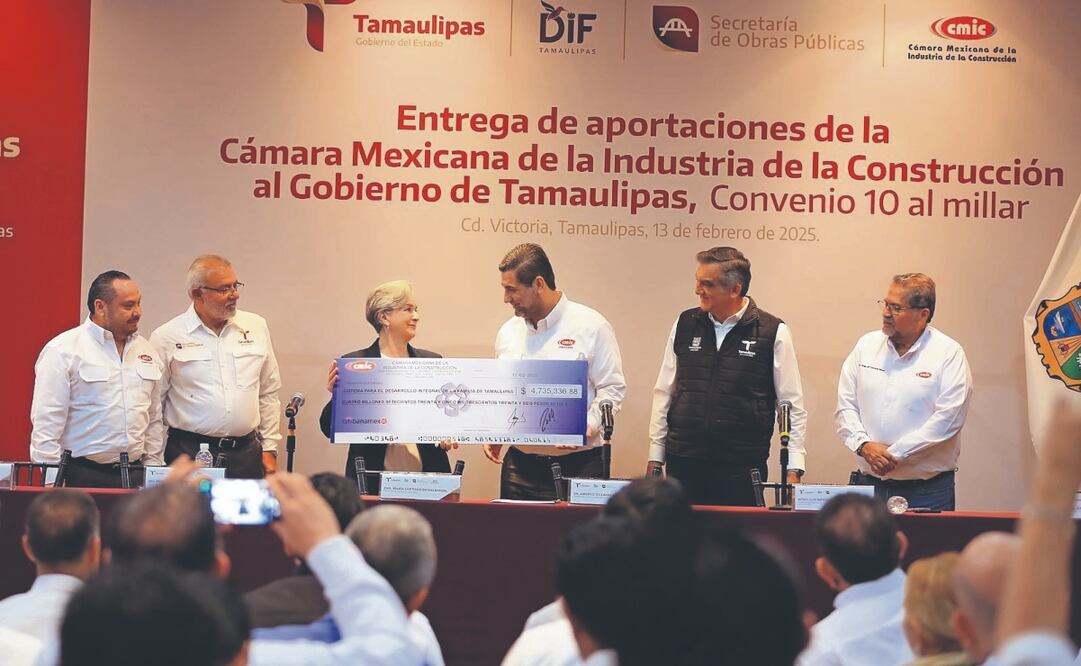 La aportación se realizó en el Palacio de Gobierno como parte del convenio 10 al Millar. Foto Especial