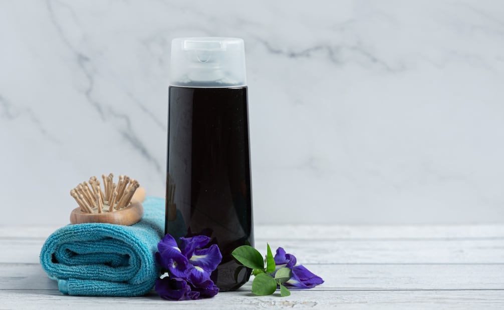 El shampoo para canas contiene pigmentos que neutralizan o evitan que se vuelvan amarillentas. Foto: Freepik