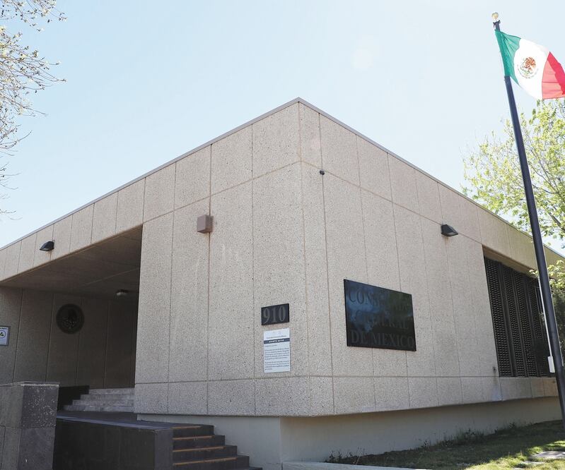 Lento, pero seguro. La SRE busca minimizar la presencia de mexicanos en los consulados, aun cuando el 15 de mayo reabran los servicios. ARCHIVO EL UNIVERSAL