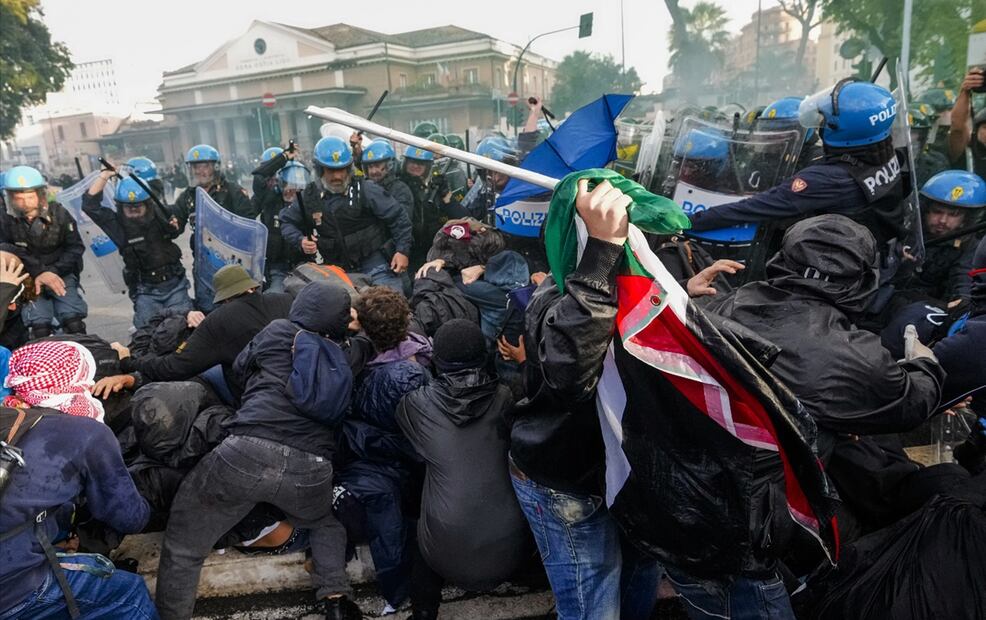 Manifestantes pro-Palestina se enfrentan con policías en Roma, Italia. Foto: AFP