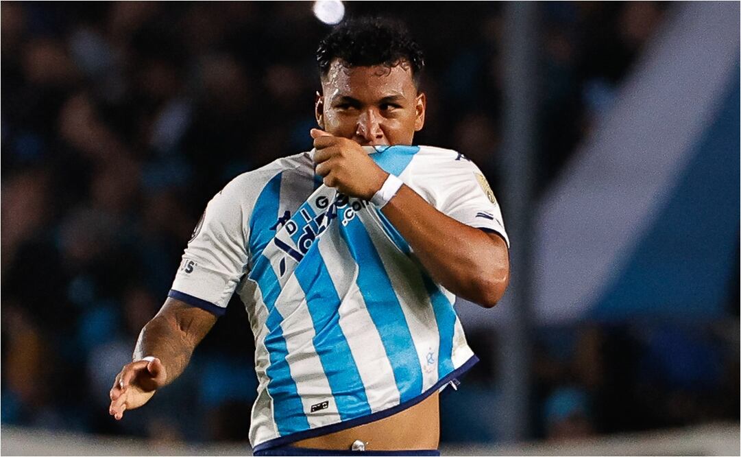Roger Martínez besa el escudo de Racing en su gol. FOTO: EFE