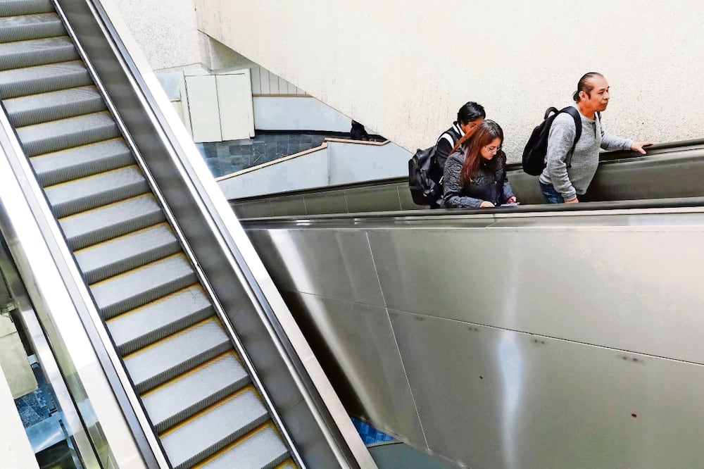 En enero se entregaron nuevas escaleras en el Metro Camarones. Foto: Archivo/ Cuartoscuro