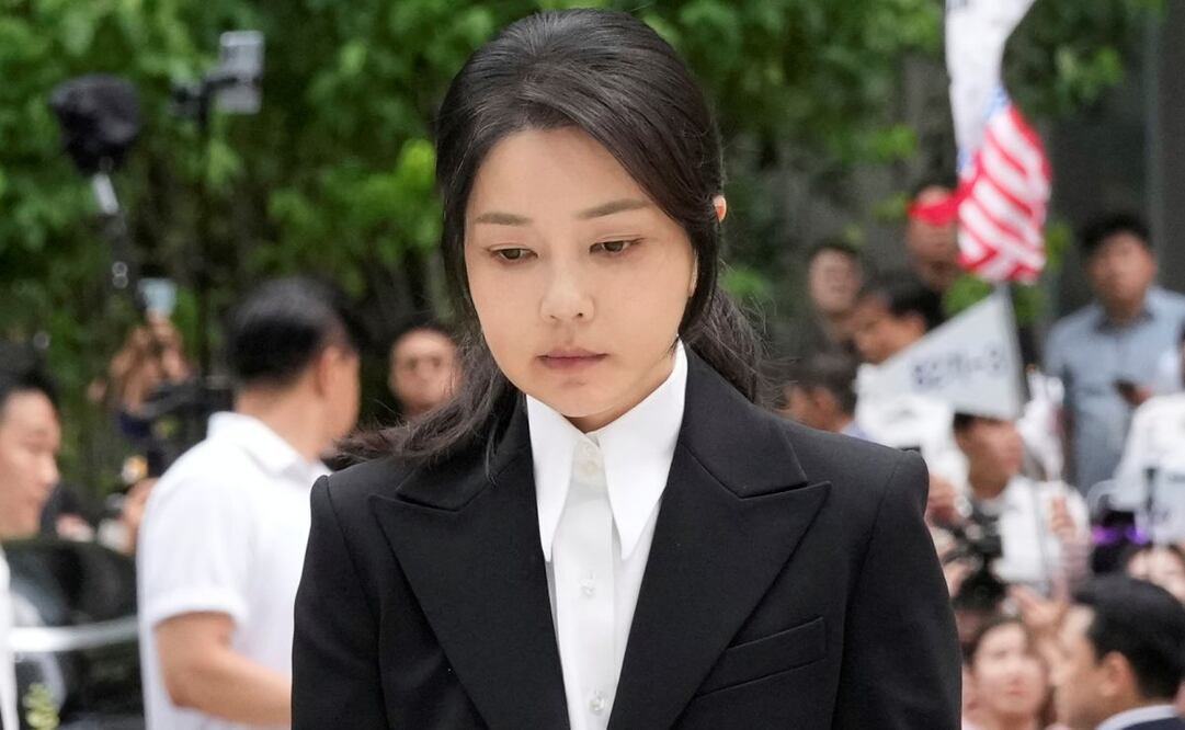 Kim Keon Hee, esposa del expresidente derrocado de Corea del Sur, Yoon Suk Yeol, llega a la oficina del fiscal especial en Seúl, Corea del Sur, el miércoles 6 de agosto de 2025. Foto: AP