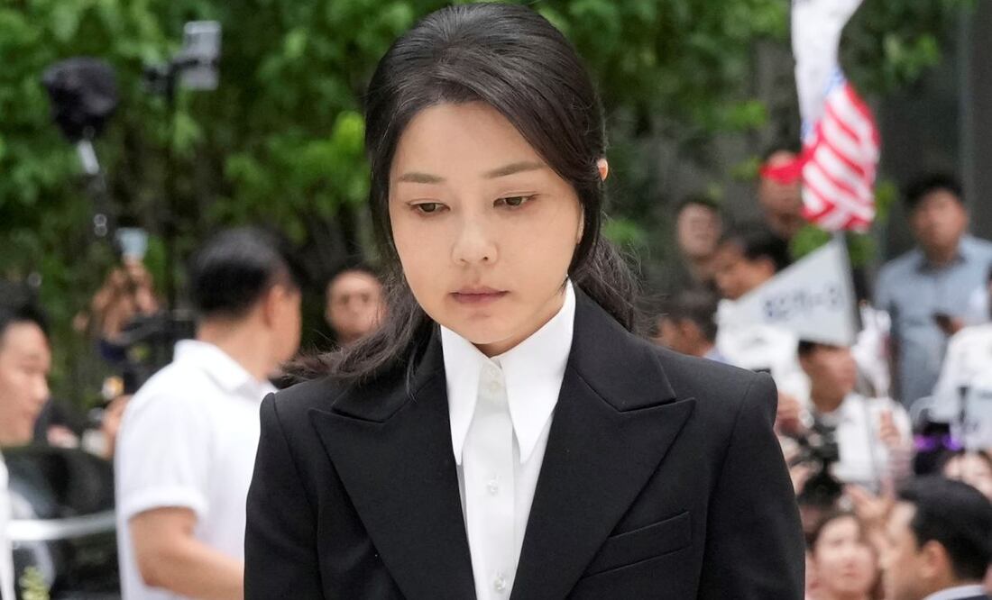 Kim Keon Hee, esposa del expresidente derrocado de Corea del Sur, Yoon Suk Yeol, llega a la oficina del fiscal especial en Seúl, Corea del Sur, el miércoles 6 de agosto de 2025. Foto: AP