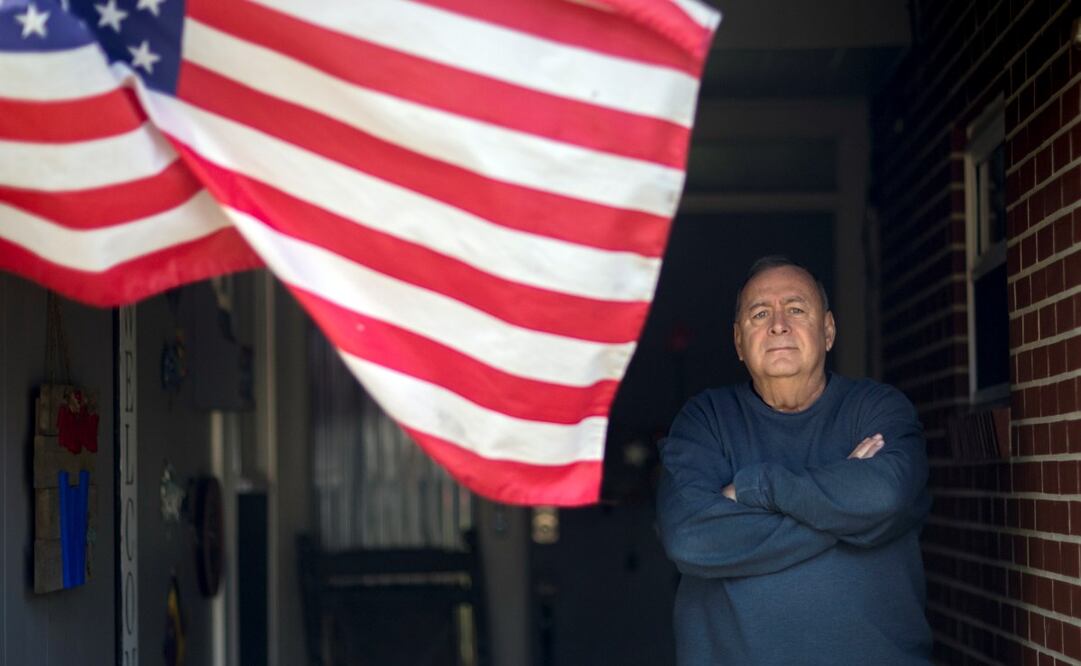 El marine estadounidense jubilado Stephen Watson en el porche de su casa, el lunes 3 de marzo de 2025, en Jesup, Georgia. Foto: AP