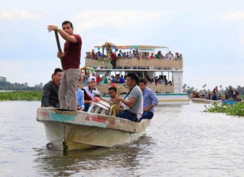 Peregrinan en botes para festejar a Cristo Negro de Esquipulas en Tabasco