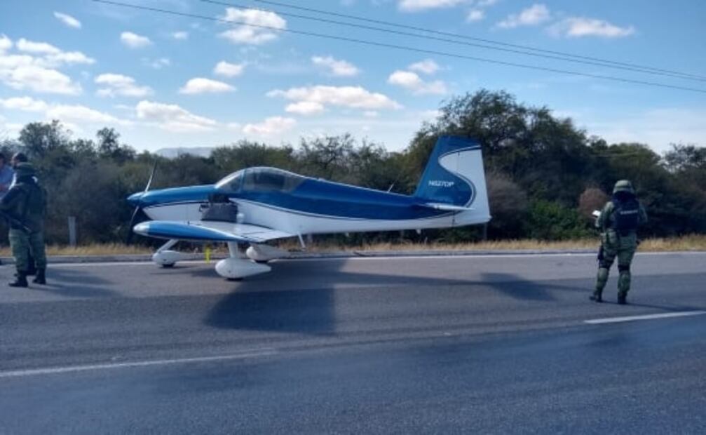 Avioneta aterriza de emergencia sobre carretera San Luis Potosí-Zacatecas