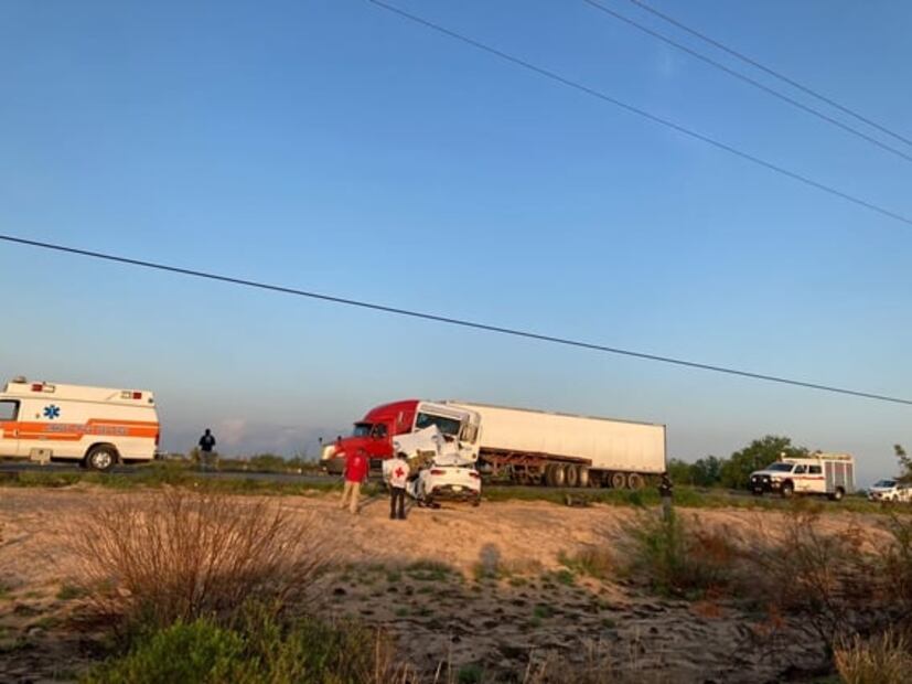 Dos muertos, saldo de choque entre tráiler y automóvil compacto en Nuevo León