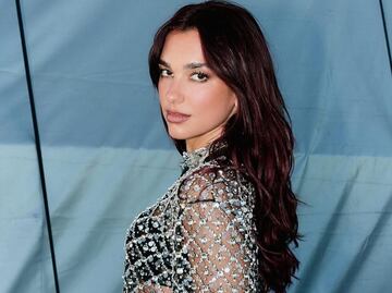 Dua Lipa luce hermoso vestido semitransparente con pedrería