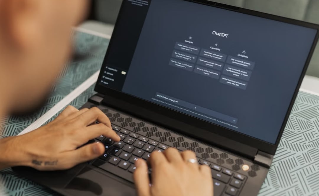 También reclama cambios en los protocolos de seguridad de ChatGPT y una compensación por los costos derivados del ataque Foto: Pexels