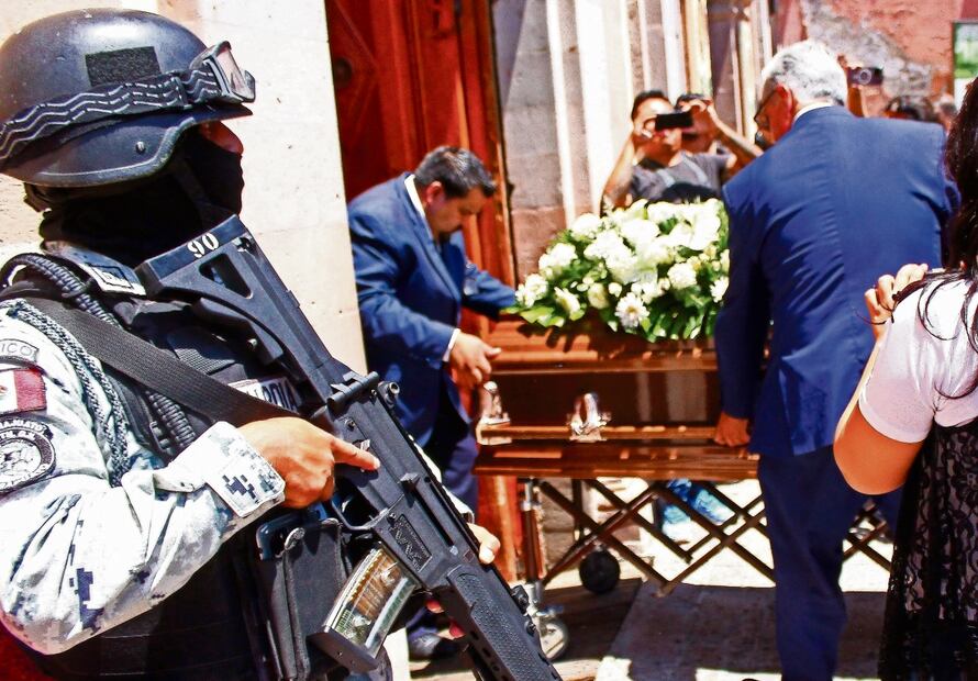 Con armas largas, militares y agentes de la GN se mezclaron entre el cortejo fúnebre y blindaron la catedral durante la misa de cuerpo presente de Gisela Gaytán. Foto: EFE