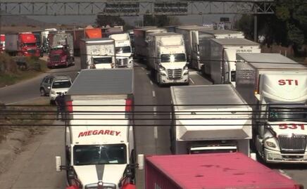 Bloqueos de transportistas afectan carreteras de Hidalgo; fila de vehículos supera los 40 km