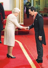 Reina Isabel condecora a Benedict Cumberbatch