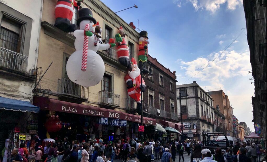 Capitalinos acuden a calles del Centro Histórico para comprar artículos navideños, inflables para las fachadas de la casa y árboles de Navidad en la Ciudad de México, el 2 de diciembre de 2025. Foto: Diego Simón Sánchez/EL UNIVERSAL