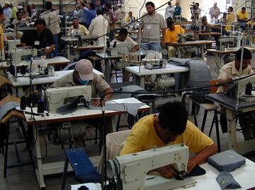 Acuerdan subir salario mínimo a 80.04 pesos