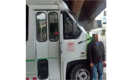 Microbusero busca a mujer que atropelló en Naucalpan