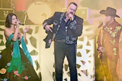 Pepe Aguilar revela si le gustaría que Ángela o Leonardo lo convirtieran en abuelo