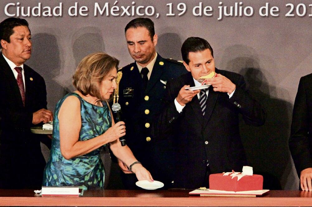 Isabel Miranda de Wallace, presidenta de Alto al Secuestro, sorprendió al Jefe del Ejecutivo federal, Enrique Peña Nieto, al ofrecerle un pastel cuadrado, color rojo, con la leyenda “Felicidades Presidente” (LUCÍA GODÍNEZ. EL UNIVERSAL)