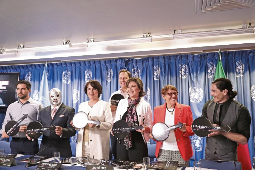 Al lanzamiento del plan antiacoso acudieron autoridades de la Ciudad de México, luchadores, deportistas, y actores de la farándula (ALEJANDRO ACOSTA. EL UNIVERSAL)