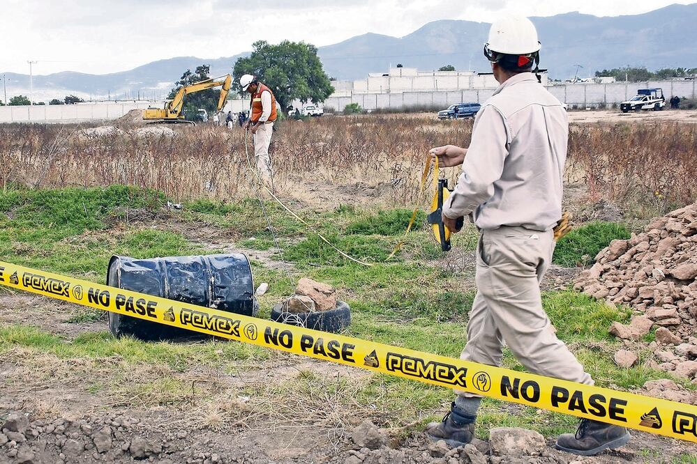 Ordeñan 28 ductos al día, reporta Pemex