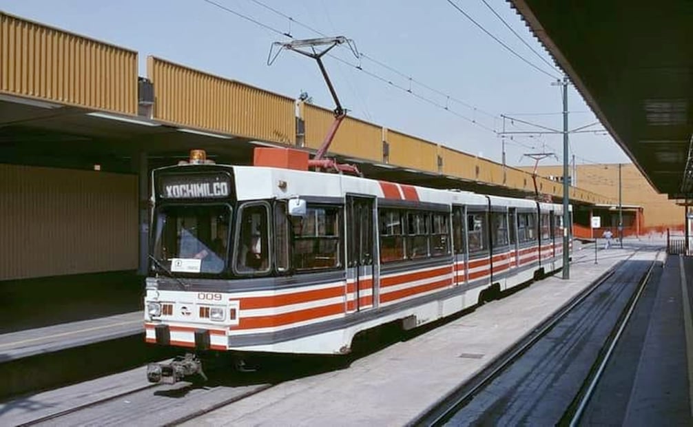 Un tren ligero de la ruta Tasqueña - Xochimilco, fabricado en México por la empresa Motores y Adaptaciones Automotrices Sociedad Anónima (MOYADA). Crédito: Colección Particular.