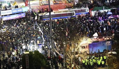 Miles de personas exigen renuncia del presidente Yoon Suk Yeol; declaración de ley marcial en Corea del Sur desató el caos