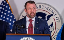Avión donde viajaba secretario del Seguridad Nacional de EU pierde uno de sus motores; aterriza de emergencia en Washington