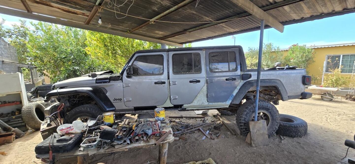 Aseguran en Sonora un taller de blindaje artesanal de autos en donde decomisaron carros, armas y cámaras de videovigilancia; hay dos detenidos (Foto: especial)