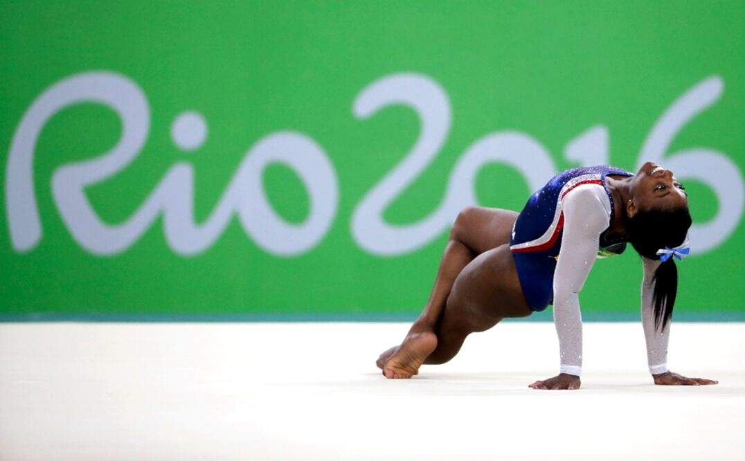 La estadounidense Simone Biles es la nueva campeona olímpica de gimnasia artística individual, que se suma al que logró dos días antes en la final por equipos de los Juegos de Río 2016. Foto AP