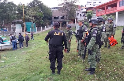 Confirman hallazgo de 14 cuerpos en 7 fosas clandestinas en Ixcatlán