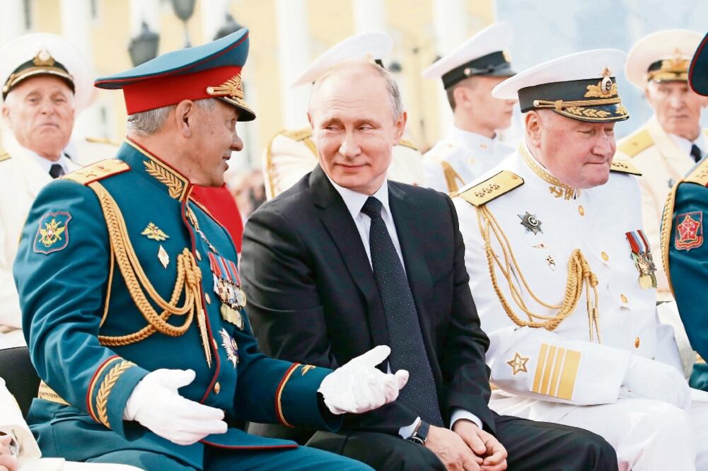 El presidente ruso, Vladimir Putin, habla con el ministro de Defensa, Sergei Shoigu, en la celebración de Día de la Armada, en San Petersburgo, Rusia. (ALEXANDER ZEMLIANICHENKO. EFE)