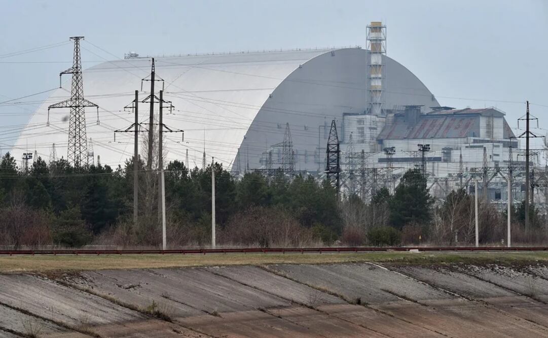 La cúpula protectora gigante construida sobre el sarcófago que cubre el cuarto reactor destruido de la planta de energía nuclear de Chernobyl.  Foto: AFP 