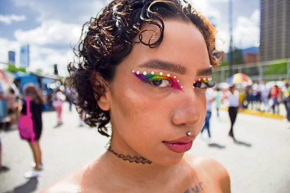 Activistas piden cumplir la ley. Jade Baptista asiste a la manifestación Pride en Caracas donde varios activistas, en su mayoría trans, entregaron al Consejo Nacional Electoral un documento en el que reclaman a las autoridades el cumplimiento de la Ley de Registro Civil, que contempla el cambio de nombre. Foto Ezequiel Carías, El Nacional