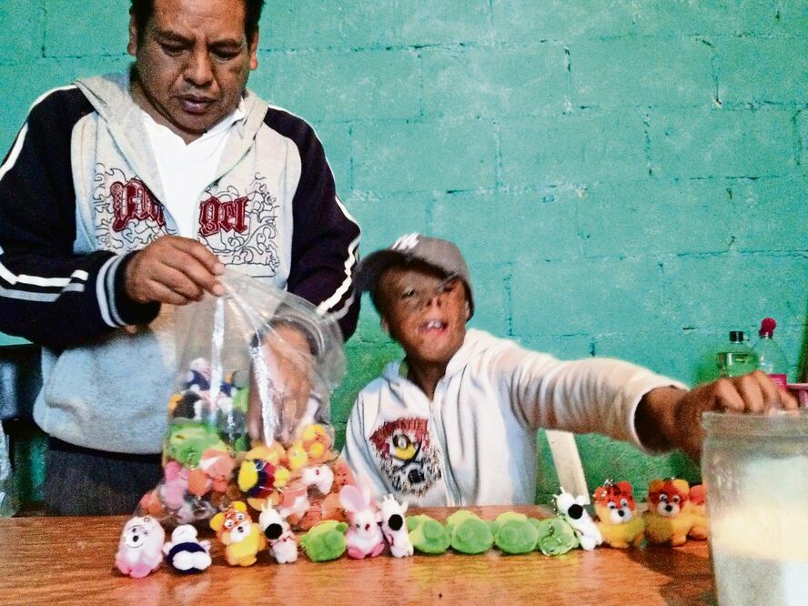 Juanito recibe donaciones, tiene un número de cuenta de monedero de Banco Azteca (2532 1364 4299 73) a nombre de su papá, Carlos Suárez (REBECA JIMÉNEZ. EL UNIVERSAL)