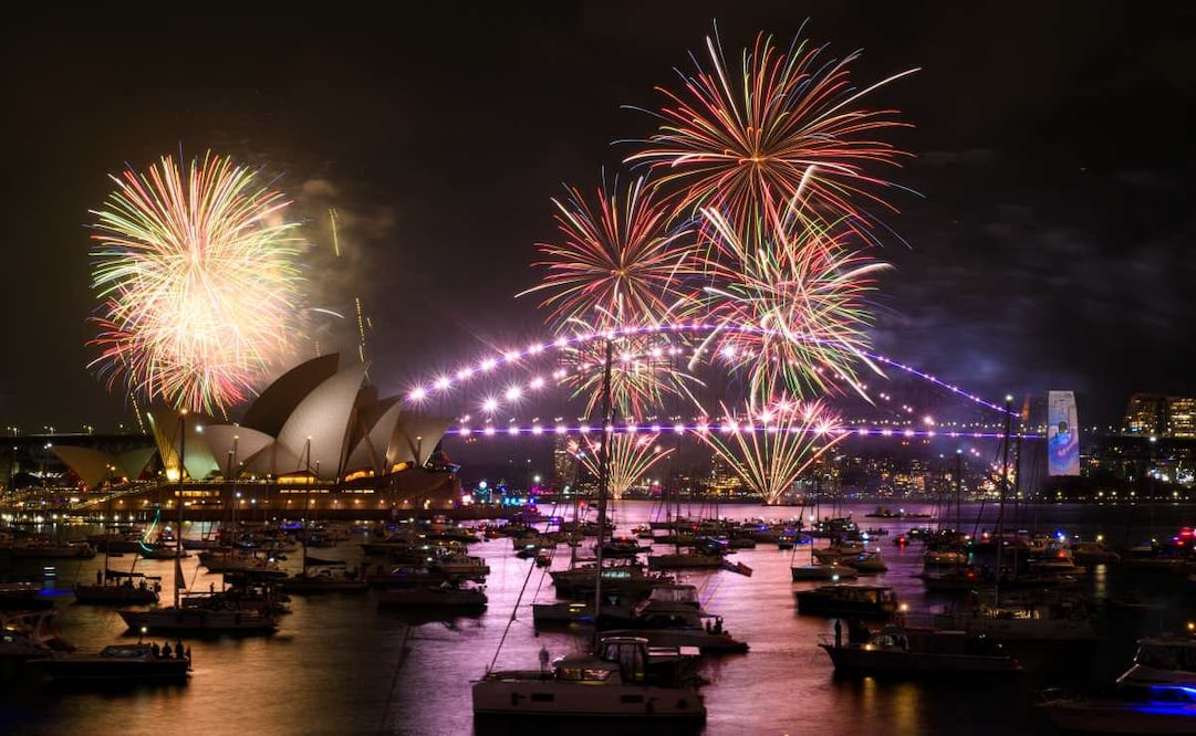 Los fuegos artificiales iluminan el cielo sobre el puerto de Sídney durante la exhibición de Calling Country de las celebraciones de Nochevieja en Mrs Macquaries Point en Sídney, Australia, el 31 de diciembre de 2025. Foto: EFE