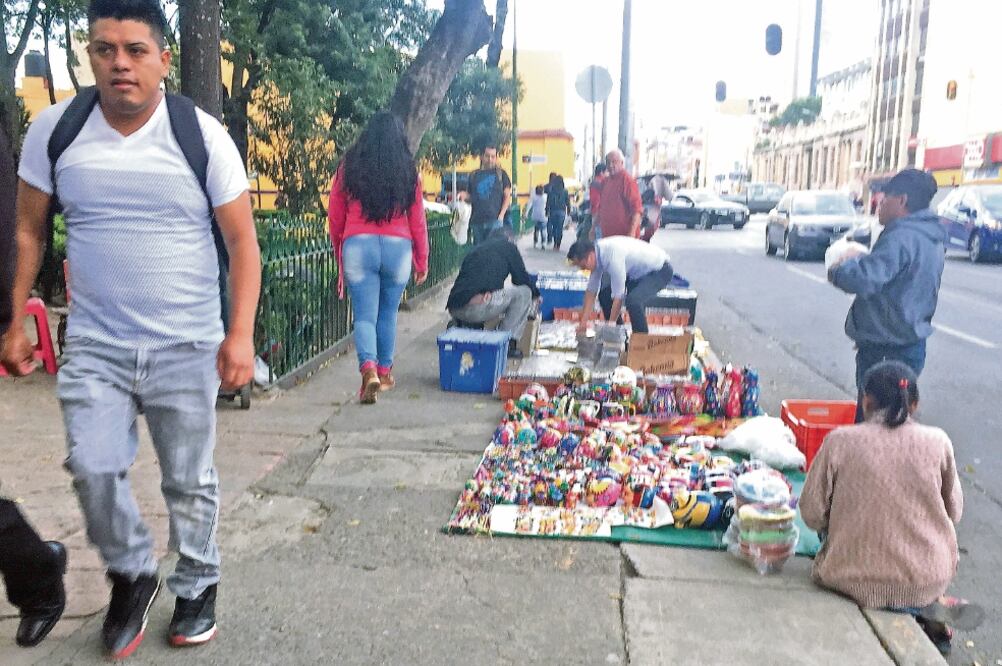 Por segundo día los vendedores se apostaron en las aceras del área verde junto a la avenida Balderas. Ofertan sus productos sobre telas en el piso; afirman que venden en el sitio desde hace 24 años que fueron reubicados (JORGE SERRATOS. EL UNIVERSAL)