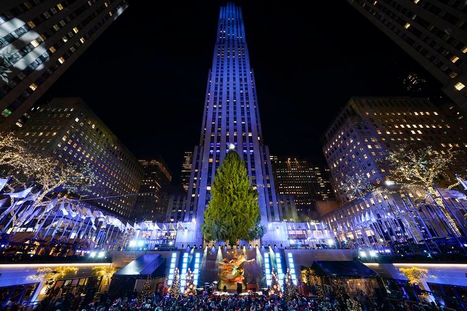 El árbol del Rockefeller Center tiene 80 años de edad. Foto: Seth Wenig. AP