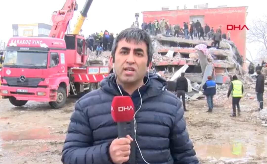El reportero de DHA minutos antes de que colapsara el edificio en Turquía. Foto: Tomada del video