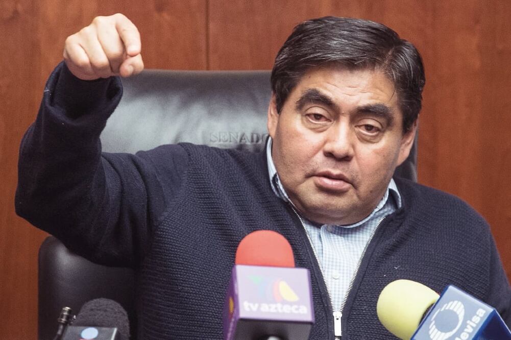 Señala a instituciones. Miguel Barbosa asegura que el TEPJF no quiso ver el desvío de recursos a favor del candidato oficial en Coahuila (ARCHIVO EL UNIVERSAL)