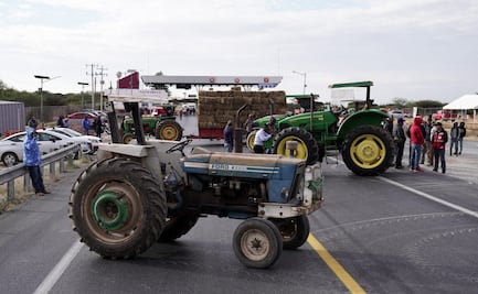 Productores bloquean carreteras federales en Zacatecas con tractores; rechazan reforma a la Ley de Aguas